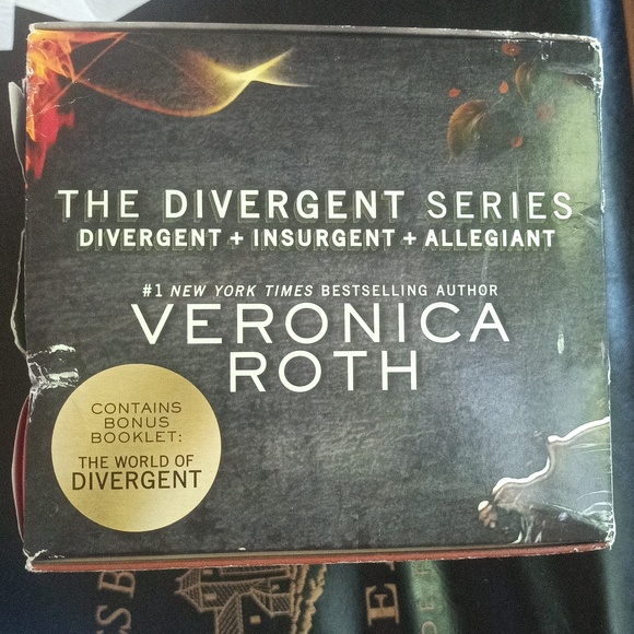 The Divergent Series Books by Veronica Roth - Picture 2 of 10
